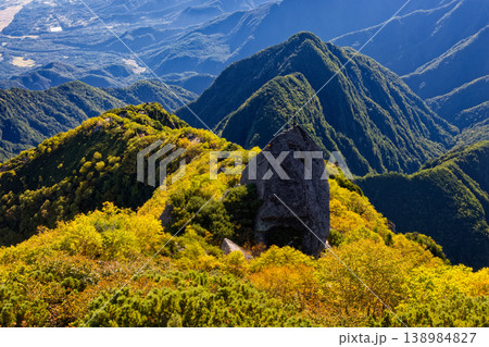 甲斐駒ヶ岳・黒戸尾根の黄葉と鉄剣 138984827