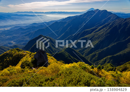 甲斐駒ヶ岳・黒戸尾根の鉄剣と富士山・鳳凰山 138984829
