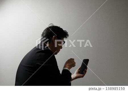 退職代行サービスを利用する男性 退職代行サービスを利用する男性 138985150