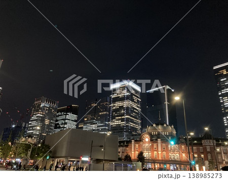 都会の夜景を見つめる先に 都会の夜景を見つめる先に 138985273