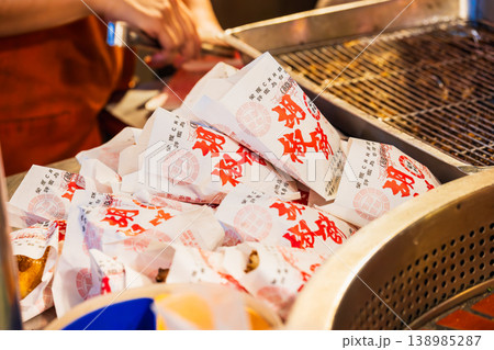 台湾 夜市の名物グルメ 胡椒餅(焼き肉まん) 台湾 夜市の名物グルメ 胡椒餅(焼き肉まん) 138985287