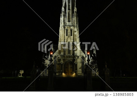 ライトアップされた夜の教会 138985803