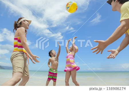 夏の海で遊ぶ4人家族 夏の海で遊ぶ4人家族 138986274