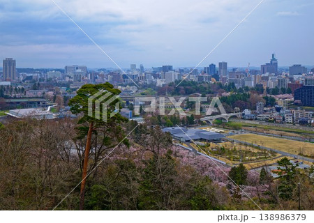 仙台城跡よりビル街を望む 仙台城跡よりビル街を望む 138986379