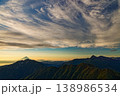 早朝の甲斐駒ヶ岳山頂から見る富士山と北岳 138986534