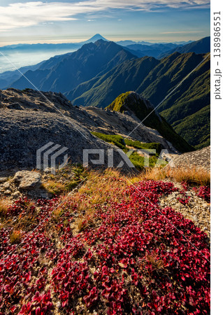 甲斐駒ヶ岳山頂のウラシマツツジの紅葉と富士山・鳳凰山の眺め 138986551
