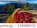 甲斐駒ヶ岳山頂のウラシマツツジの紅葉と北岳・仙丈ヶ岳の眺め 138986552