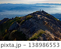 甲斐駒ヶ岳山頂から見る朝もやの山並み 138986553
