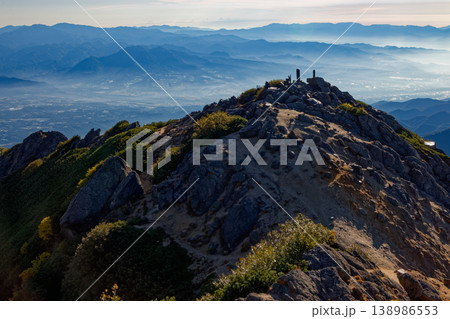 甲斐駒ヶ岳山頂から見る朝もやの山並み 138986553