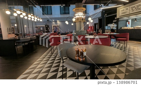 モダンなデザインのホテルレストラン店内 モダンなデザインのホテルレストラン店内 138986701