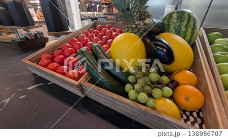 ホテル朝食ビュッフェに並ぶ野菜と果物 138986707