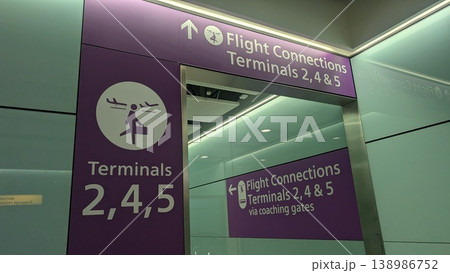 ヒースロー空港のターミナル2・4・5への乗り継ぎ案内 138986752