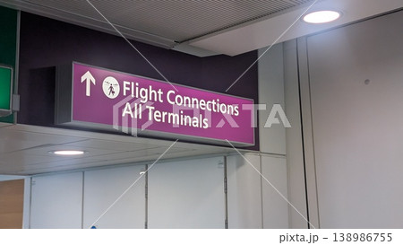 ヒースロー空港のフライトコネクション案内サイン 138986755