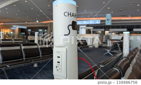 羽田空港の搭乗口付近にある充電設備 138986756