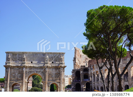 イタリア、ローマの遺跡 コンスタンティヌスの凱旋門とコロッセオ イタリア、ローマの遺跡 コンスタンティヌスの凱旋門とコロッセオ 138986774