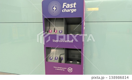 空港ターミナルに設置された急速充電ステーション 138986814