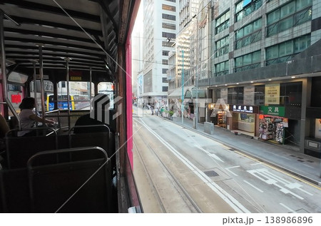 香港トラム車内から眺める街並み 138986896