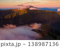 甲斐駒ヶ岳か見る朝焼けの仙丈ヶ岳 138987136