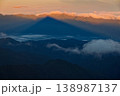 中央アルプスの山並みに映る甲斐駒ヶ岳の影 138987137