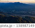 甲斐駒ヶ岳から見る夜明けの八ヶ岳連峰 138987149
