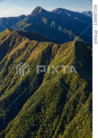 甲斐駒ヶ岳山頂から見る北岳と間ノ岳 138987150