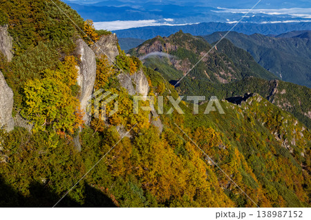 甲斐駒ヶ岳・黒戸尾根上部から見る紅葉の稜線と鋸岳 138987152