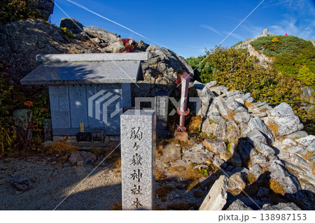 駒ヶ岳神社の祠と甲斐駒ヶ岳山頂 駒ヶ岳神社の祠と甲斐駒ヶ岳山頂 138987153