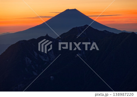 甲斐駒ヶ岳から見る夜明けの富士山と鳳凰山 甲斐駒ヶ岳から見る夜明けの富士山と鳳凰山 138987220
