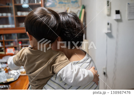 祖母に抱っこしてもらう孫 祖母に抱っこしてもらう孫 138987476