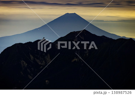 甲斐駒ヶ岳から見る富士山と鳳凰三山の夜景 甲斐駒ヶ岳から見る富士山と鳳凰三山の夜景 138987526