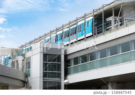 愛・地球博記念公園駅に停車するジブリラッピングのリニモ 愛・地球博記念公園駅に停車するジブリラッピングのリニモ 138987545