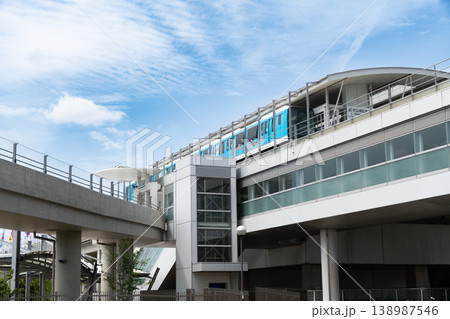 愛・地球博記念公園駅に停車するジブリラッピングのリニモ 愛・地球博記念公園駅に停車するジブリラッピングのリニモ 138987546