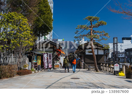 城下町の風情が残る「縄手通り」の街並みと観光客 138987600