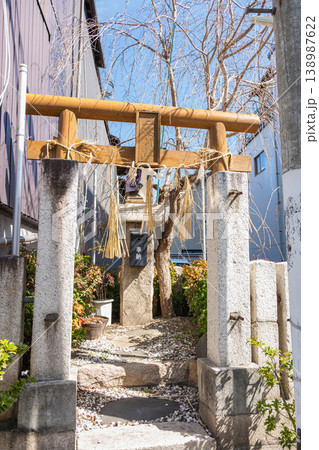 路地裏の小さな神社 三峯神社の風景 路地裏の小さな神社 三峯神社の風景 138987622