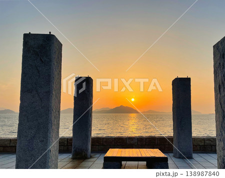 夕日と海を望む石柱のある展望空間 夕日と海を望む石柱のある展望空間 138987840