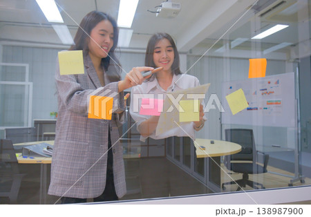 Business people and colleagues are working in the office. Business people and colleagues are working in the office. 138987900