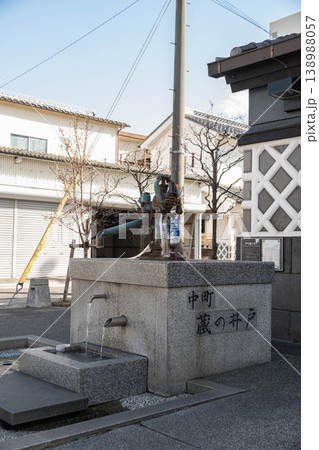 中町通りにある蔵の井戸とレトロな手押しポンプのある風景 中町通りにある蔵の井戸とレトロな手押しポンプのある風景 138988057