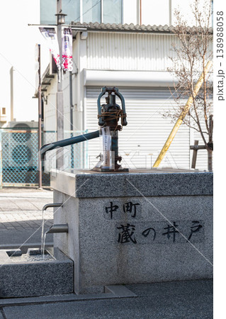 中町通りにある蔵の井戸とレトロな手押しポンプのある風景 138988058