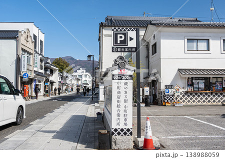 松本市中町通りの観光案内所と蔵造りの街並み 138988059