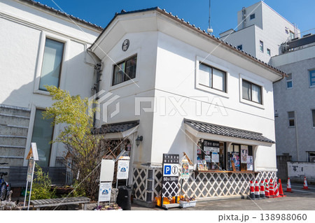 松本市中町通りの観光案内所と蔵造りの街並み 138988060