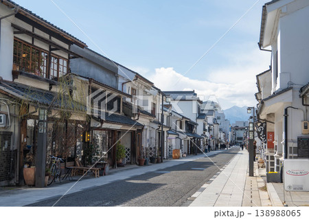 松本市中町通りの蔵造りの街並みと青空 松本市中町通りの蔵造りの街並みと青空 138988065