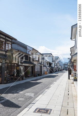 松本市中町通りの蔵造りの街並みと青空 138988066