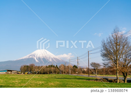 快晴の春の草原と富士山（令和7年3月） 138988074