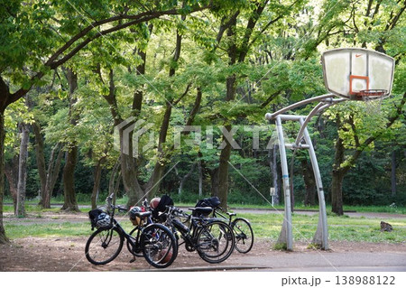 新緑の公園のバスケットゴールと駐輪された自転車(スポーツと憩いの風景) 新緑の公園のバスケットゴールと駐輪された自転車(スポーツと憩いの風景) 138988122