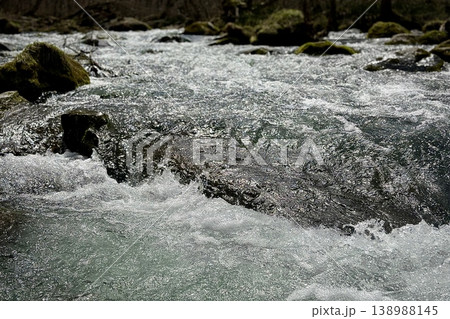 奥入瀬渓流の水しぶきと泡立つ清流のクローズアップ 奥入瀬渓流の水しぶきと泡立つ清流のクローズアップ 138988145