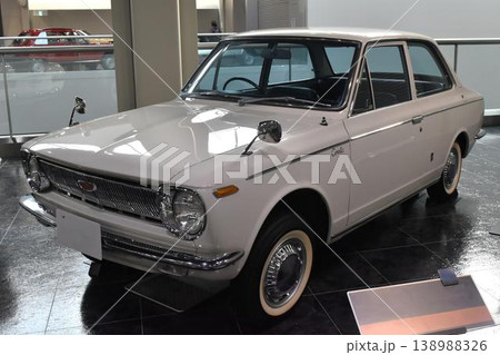 ショールームに展示された車 ショールームに展示された車 138988326