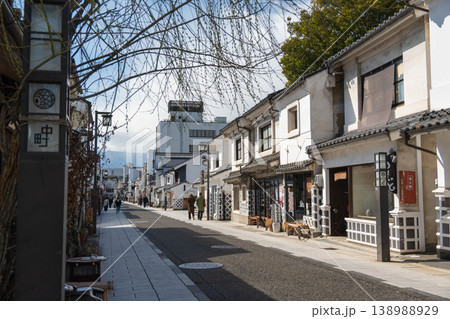 なまこ壁の蔵造りが並ぶ歴史的な中町通り 138988929