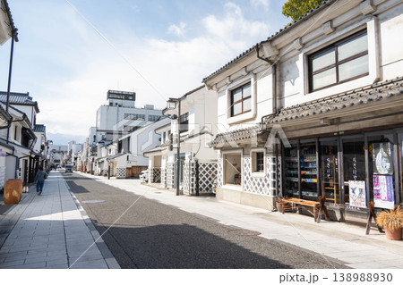 なまこ壁の蔵造りが並ぶ歴史的な中町通り なまこ壁の蔵造りが並ぶ歴史的な中町通り 138988930