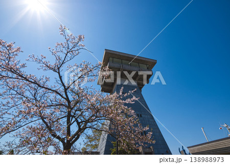 春空にそびえる富山港展望台と桜と光芒 138988973