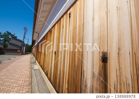 酒商田尻本店の木壁が続く東岩瀬の街並み 138988978